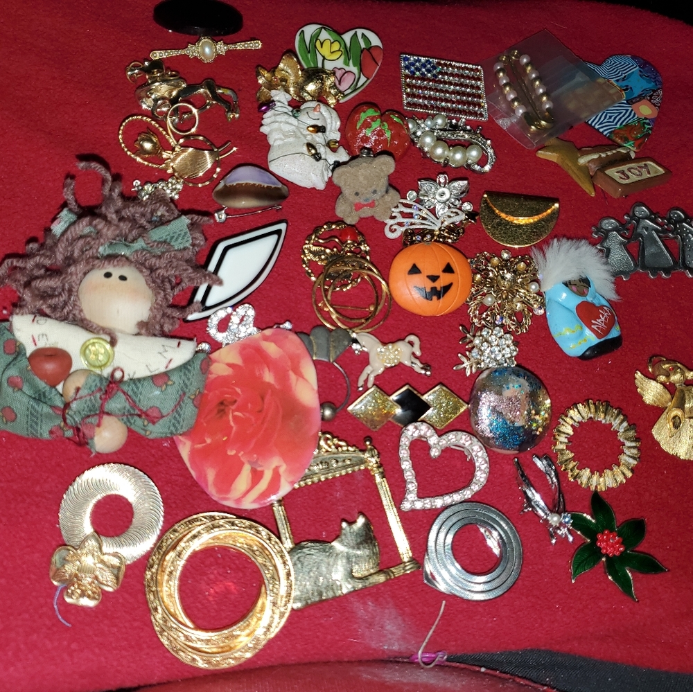 Lot of brooches